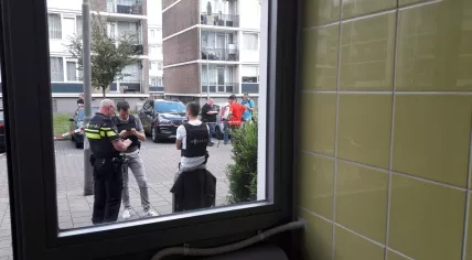 Police at an apartment building on Van den Tempelstraat in Schiedam where cops shot an ax waving man, 30 May 2018
