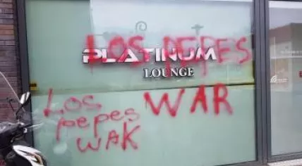 'Los Pepes War' spray painted on Platinum Lounge in Utrecht