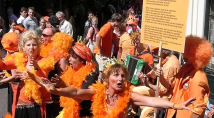 689px-DirkvdM_koninginnedag_3