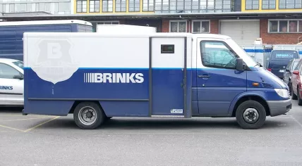 798px-Brinks_Geldtransporter_04