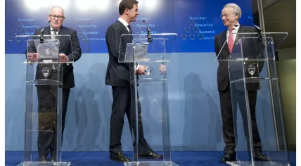 131125_Persconferentie_NSS_Timmermans_Rutte_Van_Aartsen_5156_(11085081964)