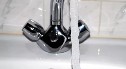 582px-Aerated_tap_water