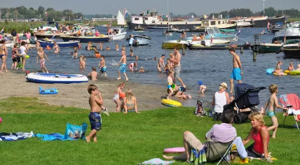 1280px-Netherlands,_Kagerplassen,_Koudenhoorn,_recreatiestrand