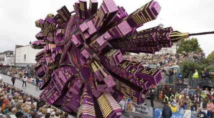 The winning float of Zundert Flower Parade 2008 titled Booming City (Source: Wikimedia/Werner Pellis)