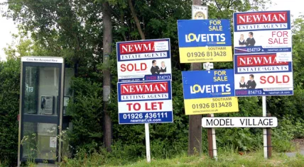 For Sale signs (Source: Wikimedia/Andy F)