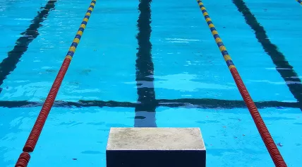 1280px-Competition_swimming_pool_block