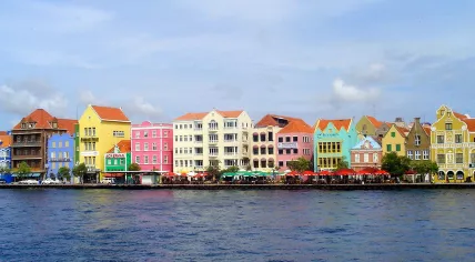 1280px-Handelskade_Willemstad