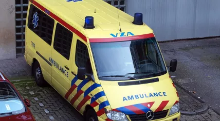 799px-Mercedes_Ambulance_at_Amsterdam,_AMC_hospital