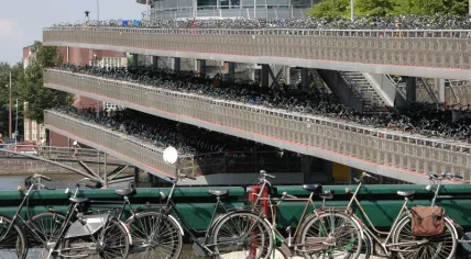 800px-Bicycle_parking_lot