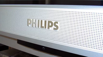 800px-Philips-logo_on_widescreen