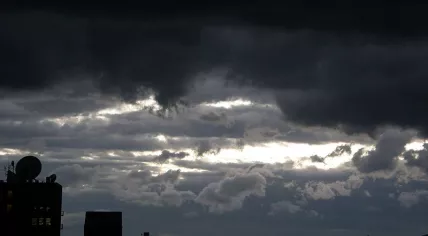 800px-Stormy_weather_073