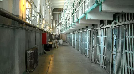 1280px-Alcatraz_-_Inside_the_Main_Cellhouse_(4409974876)