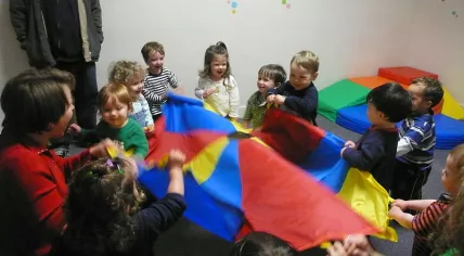 800px-Kids_at_daycare