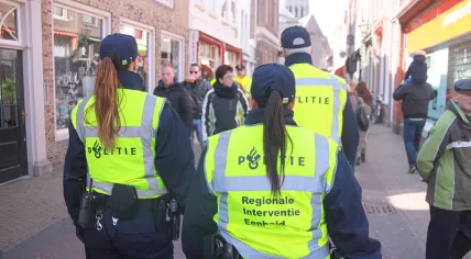 800px-Police_on_event