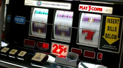 800px-Slot_machine