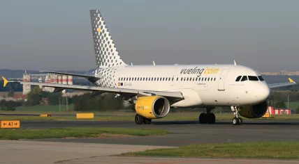 Airbus_A319-111,_Vueling_Airlines_AN2026096