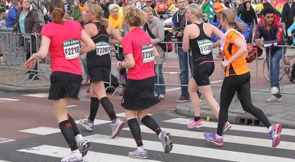 728px-Running_females_marathon_Rotterdam