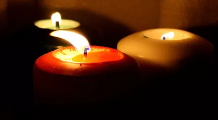 800px-Burning_candle
