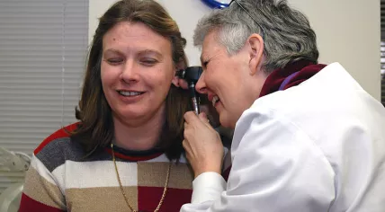 800px-Doctor_examines_patient's_ear