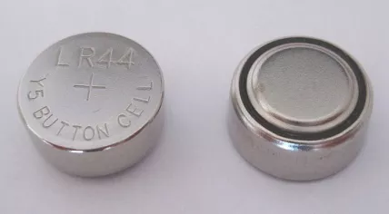 800px-LR44_Button_Cell_Battery_IEC_Standard_Version
