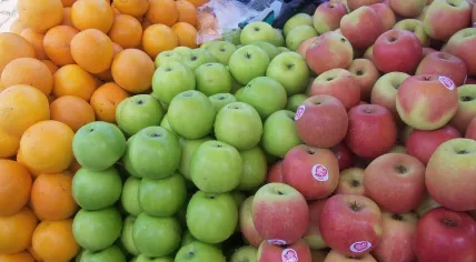 Apples_in_uganda