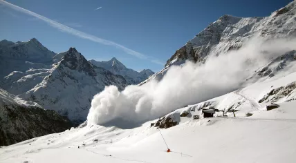1280px-Avalanche_Zinal