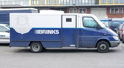 798px-Brinks_Geldtransporter_04-798x575
