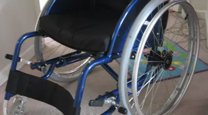 800px-Blue-lightweight-wheelchair