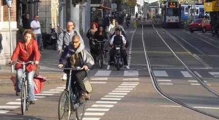 800px-Cycling_in_Amsterdam_2010-1