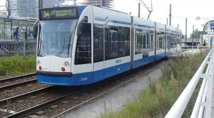 GVB_Combino_2202_(Amsterdam_tram)_on_route_5,_September_2007