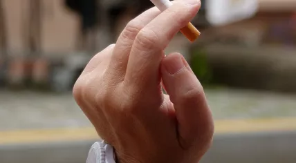 1024px-Woman_smoking_a_cigarette