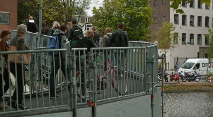 800px-A_photo_of_students_walking_over_the_bridge_on_the_campus_Roeterseiland,_Amsterdam;_high_resolution_image_by_FotoDutch_in_June_2013