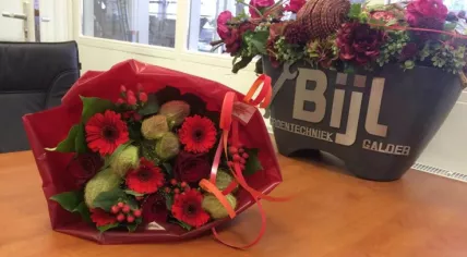 Het_bosje_bloemen_dat_de_Tilburgers_aan_Bijl_Groentechniek_aanboden_Foto_Bijl_Groentechniek