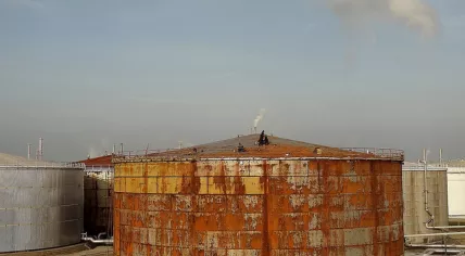Oil tanks _ Photo william_verbeek Flickr