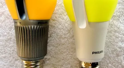 739px-Philips_LED_bulbs