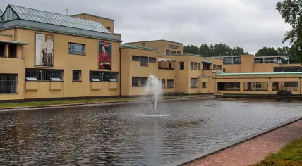 796px-Gemeentemuseum.Den_Haag