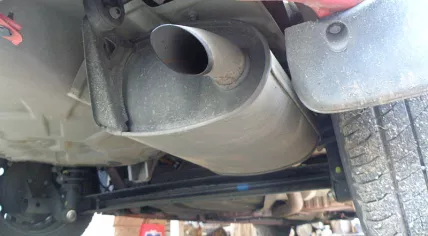 800px-2006_Car_Exhaust_Pipe