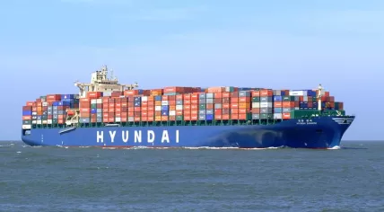 800px-Hyundai_Bangkok_p2_approaching_Port_of_Rotterdam,_Holland_19-Apr-2007