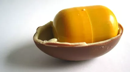 800px-Kinder_Surprise_halved