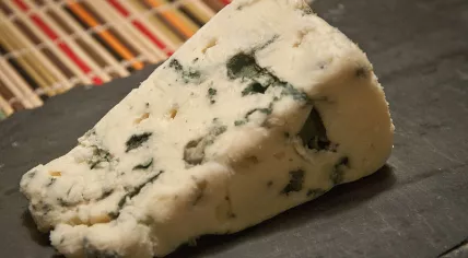 800px-Morceau_de_Roquefort_Coulet