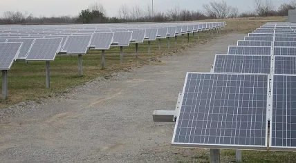 800px-Shelby_Farms_Solar_Farm_Memphis_TN_2013-02-02_011