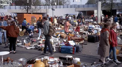 800px-Flea_Market,_Amsterdam_(6474737685)