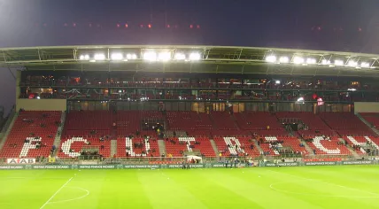800px-Hoofdtribune_Galgenwaard