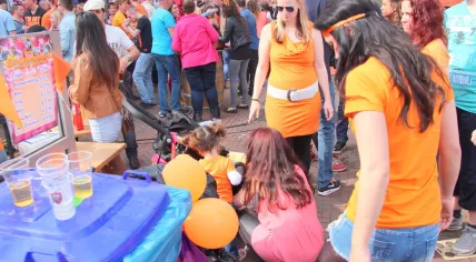 Veel_vrouwen_die_feesten_op_koningsdag_in_Spijkenisse_in_2014