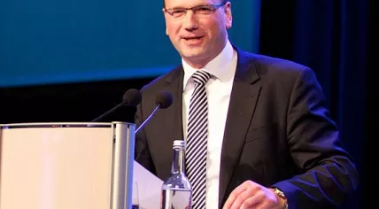 562px-Ton_Heerts_bij_het_congres_FNV_in_Beweging,_15_mei_2013_(cropped)