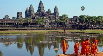Buddhist_monks_in_front_of_the_Angkor_Wat