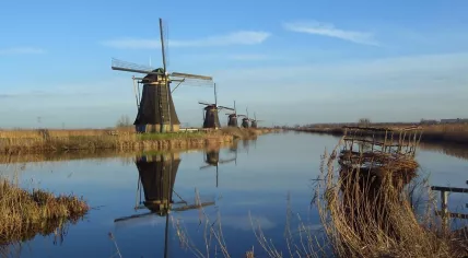 1280px-KinderdijkMolens02