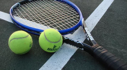 1280px-Tennis_Racket_and_Balls