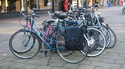 800px-Bicycles_-_Van_Oldenbarneveltsplaats_-_Cool_-_Rotterdam
