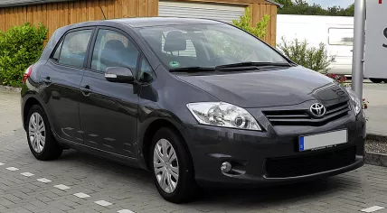 800px-Toyota_Auris_(Facelift)_–_Frontansicht,_21._Juni_2011,_Ratingen